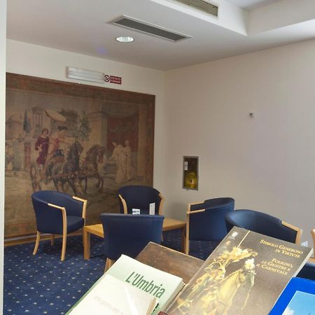 City Hotel & Suites Foligno Buitenkant foto