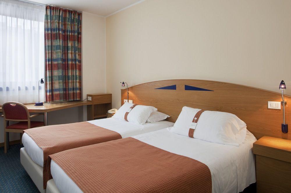 City Hotel & Suites Foligno Buitenkant foto