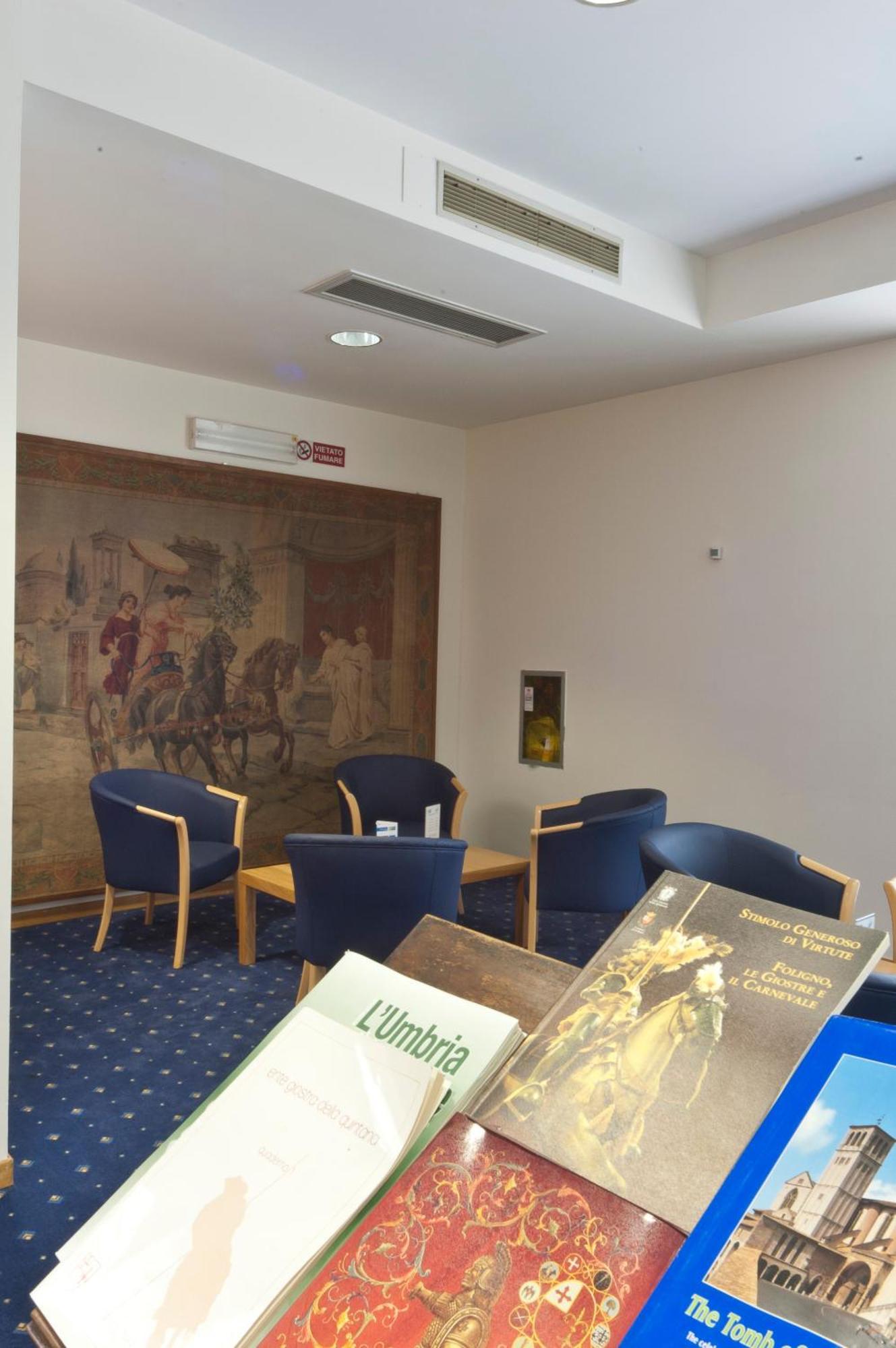 City Hotel & Suites Foligno Buitenkant foto