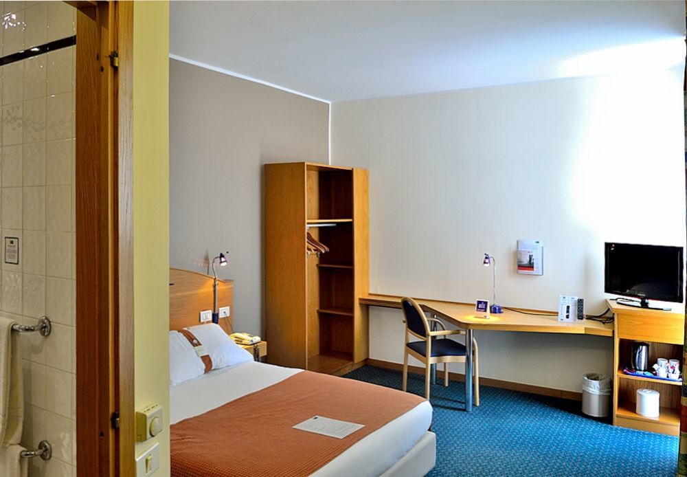 City Hotel & Suites Foligno Buitenkant foto